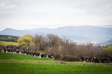 Yunanistan, Idomeni - 14 Mart 2016: Yunanistan 'ın İdomeni köyü yakınlarındaki Yunanistan-Makedonya sınırındaki derme çatma bir kamptan Makedonya' ya giden göçmenler ve mülteciler dalgalı bir nehri geçerek geçiyorlar