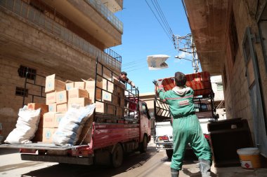 SYRIA, Saqba: Saqba, Güney Suriye 'nin asilerin elinde bulunan Doğu Ghouta bölgesinde, Şam' ın kenar mahallelerinde, 15 Mart 2016 'da BM ile birlikte gerçekleştirilen ve kuşatılmış binlerce Suriyeliye yardım ulaştırma operasyonunda,.