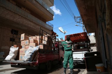 SYRIA, Saqba: Saqba, Güney Suriye 'nin asilerin elinde bulunan Doğu Ghouta bölgesinde, Şam' ın kenar mahallelerinde, 15 Mart 2016 'da BM ile birlikte gerçekleştirilen ve kuşatılmış binlerce Suriyeliye yardım ulaştırma operasyonunda,.