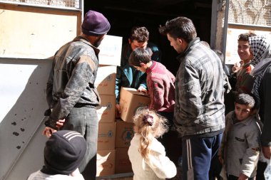 SYRIA, Saqba: Saqba, Güney Suriye 'nin asilerin elinde bulunan Doğu Ghouta bölgesinde, Şam' ın kenar mahallelerinde, 15 Mart 2016 'da BM ile birlikte gerçekleştirilen ve kuşatılmış binlerce Suriyeliye yardım ulaştırma operasyonunda,.