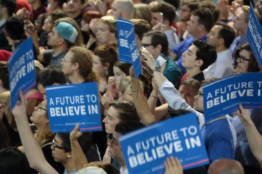 UNITED STATES, Phoenix: 15 Mart 2016 'da Phoenix, Arizona' da düzenlenen kampanya mitinginde Demokratik başkan adayı Sen. Bernie Sanders 'a destek verdiklerini gösterdiler. 