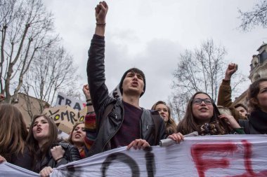 FRANCE, Paris: Binlerce lise öğrencisi, hükümetin 17 Mart 2016 'da Toulouse' da gerçekleştirdiği çalışma reformlarına karşı düzenlenen protesto yürüyüşünde gösteri düzenledi.