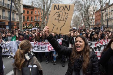 FRANCE, Paris: Binlerce lise öğrencisi, hükümetin 17 Mart 2016 'da Toulouse' da gerçekleştirdiği çalışma reformlarına karşı düzenlenen protesto yürüyüşünde gösteri düzenledi.