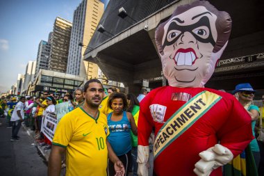 BRAZIL, Sao Paulo: Cumhurbaşkanı Dilma Rousseff 'i temsil eden bir gösterici, 20 Mart 2016 tarihinde binlerce protestocunun Brezilya' nın eski başkanı Luiz Ignacio Lula da Silva 'ya karşı Sao Paulo' da gösteri düzenlediği bir balon tutuyor..