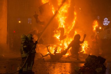 İspanya, Valencia: 19 Mart 2016 tarihinde Valencia Fallas Festivali 'nin son gecesinde Ninotlar yandı