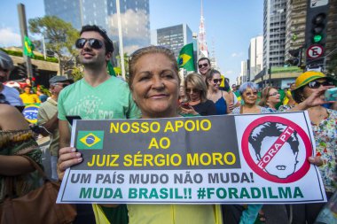 BRAZIL, Sao Paulo: Cumhurbaşkanı Dilma Rousseff 'i temsil eden bir gösterici, 20 Mart 2016 tarihinde binlerce protestocunun Brezilya' nın eski başkanı Luiz Ignacio Lula da Silva 'ya karşı Sao Paulo' da gösteri düzenlediği bir balon tutuyor..