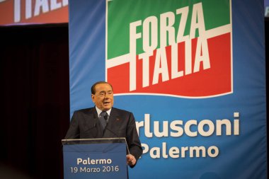 ITALY, Palermo: Eski İtalya Başbakanı Silvio Berlusconi, partisi Forza Italia 'nın 19 Mart 2016' da Sicilya 'nın Palermo kentinde yaptığı toplantıda destekçilerine el sallıyor.