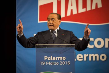 ITALY, Palermo: Eski İtalya Başbakanı Silvio Berlusconi, partisi Forza Italia 'nın 19 Mart 2016' da Sicilya 'nın Palermo kentinde yaptığı toplantıda destekçilerine el sallıyor.