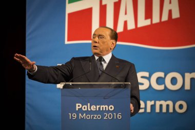 ITALY, Palermo: Eski İtalya Başbakanı Silvio Berlusconi, partisi Forza Italia 'nın 19 Mart 2016' da Sicilya 'nın Palermo kentinde yaptığı toplantıda destekçilerine el sallıyor.