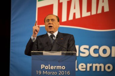 ITALY, Palermo: Eski İtalya Başbakanı Silvio Berlusconi, partisi Forza Italia 'nın 19 Mart 2016' da Sicilya 'nın Palermo kentinde yaptığı toplantıda destekçilerine el sallıyor. 