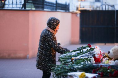20 Mart 2016 'da Rostov-on-Don şehrinin Moskova temsilciliğinde Boeing-737-800 kazazedelerine saygılarımızı sunuyoruz.