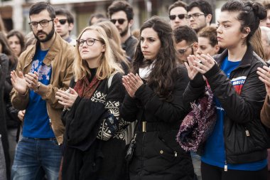 İspanya, Madrid: Madrid Erasmus öğrencileri ve başkent sakinleri, yerel Erasmus öğrenci ağının düzenlediği mitingde hayatını kaybeden 13 kişinin anısına 21 Mart 2016 'da Plaza Puerta del Sol Meydanı' nda toplandı.