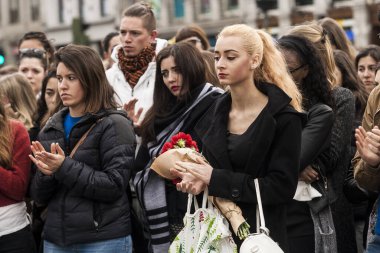 İspanya, Madrid: Madrid Erasmus öğrencileri ve başkent sakinleri, yerel Erasmus öğrenci ağının düzenlediği mitingde hayatını kaybeden 13 kişinin anısına 21 Mart 2016 'da Plaza Puerta del Sol Meydanı' nda toplandı.