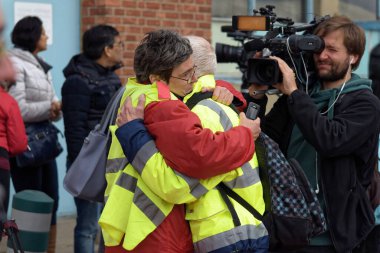 BELGIUM, Brüksel: Brüksel havaalanının ana terminalini sarsan ikiz patlamalar sonucu en az 13 kişinin ölmesi ve 35 kişinin yaralanmasının ardından, 22 Mart 2016 tarihinde Zaventem 'de Brüksel havaalanından ayrılan yolcular.