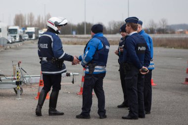 FRANCE, Neuville-en-Ferrain: Fransız polis memurları 22 Mart 2016 tarihinde Fransa-Belçika sınırındaki Neuville-en-Ferrain yakınlarındaki araçları kontrol ettiler