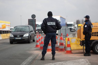 FRANCE, Neuville-en-Ferrain: Fransız polis memurları 22 Mart 2016 tarihinde Fransa-Belçika sınırındaki Neuville-en-Ferrain yakınlarındaki araçları kontrol ettiler