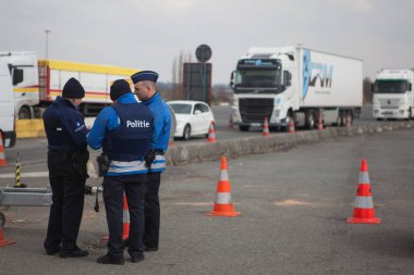 FRANCE, Neuville-en-Ferrain: Fransız polis memurları 22 Mart 2016 tarihinde Fransa-Belçika sınırındaki Neuville-en-Ferrain yakınlarındaki araçları kontrol ettiler