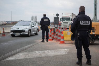 FRANCE, Neuville-en-Ferrain: Fransız polis memurları 22 Mart 2016 tarihinde Fransa-Belçika sınırındaki Neuville-en-Ferrain yakınlarındaki araçları kontrol ettiler