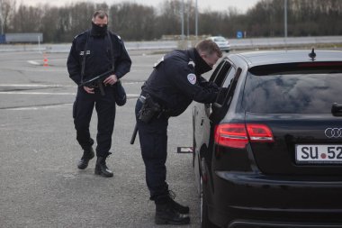 FRANCE, Neuville-en-Ferrain: Fransız polis memurları 22 Mart 2016 tarihinde Fransa-Belçika sınırındaki Neuville-en-Ferrain yakınlarındaki araçları kontrol ettiler
