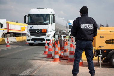 FRANCE, Neuville-en-Ferrain: Fransız polis memurları 22 Mart 2016 tarihinde Fransa-Belçika sınırındaki Neuville-en-Ferrain yakınlarındaki araçları kontrol ettiler