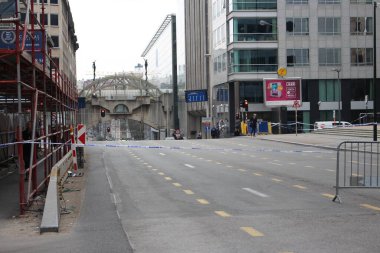 Brüksel, Belçika - 22 Mart 2016: 22 Mart 2016 'da Maelbeek metro istasyonu ve Zaventem havaalanına düzenlenen ölümcül saldırıların ardından. Saldırılardan en az biri bir intihar bombacısı tarafından gerçekleştirildi. En az 30 kişi öldü ve çok sayıda yaralı var..