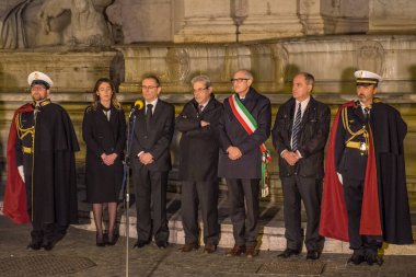 ITALY, Roma: Roma Komiseri Francesco Paolo Tronca, 22 Mart 2016 tarihinde Brüksel, Belçika 'da en az 30 kişinin ölümüne yol açan terör saldırılarının ardından İtalya' nın başkenti Capitoline Hill 'de bulunan diğer yetkililerle birlikte anıldı.