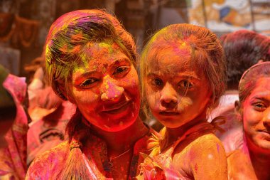 İnsanlar Hindistan 'da Holi Festivali' ni kutluyor.  