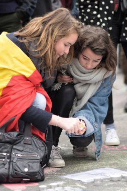 Belçika, Brüksel - 22 Mart 2016: Binlerce kişi, Brüksel, Belçika 'daki Place de la Bourse' da düzenlenen bombalı saldırıların kurbanlarının anısına düzenlenen geçici anma töreninde toplandı.