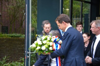 NETHERLANDS, Lahey: Hollanda Başbakanı Mark Rutte 23 Mart 2016 'da Belçika Büyükelçiliği' ne çelenk bıraktı