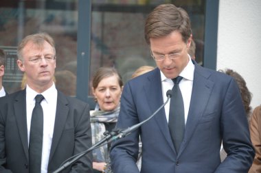NETHERLANDS, Lahey: Hollanda Başbakanı Mark Rutte 23 Mart 2016 'da Belçika Büyükelçiliği' ne çelenk bıraktı