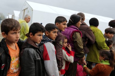 GREECE, Idomeni: Mülteciler, 9 Mart 2016 'da binlerce mülteci ve göçmenin Balkan sınırındaki abluka altında kaldığı Yunanistan' ın İdomeni köyü yakınlarındaki Yunan-Makedon sınırında demiryolu raylarında toplandılar.