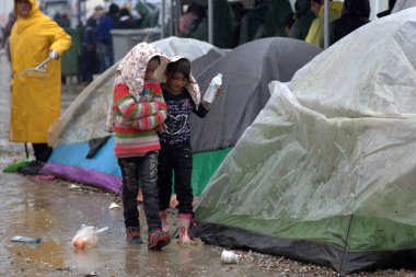 GREECE, Idomeni: Mülteciler, 9 Mart 2016 'da binlerce mülteci ve göçmenin Balkan sınırındaki abluka altında kaldığı Yunanistan' ın İdomeni köyü yakınlarındaki Yunan-Makedon sınırında demiryolu raylarında toplandılar.