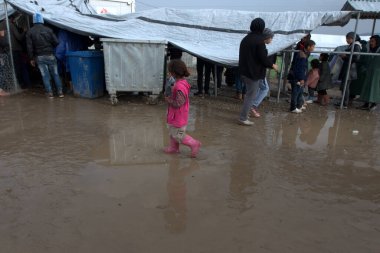 GREECE, Idomeni: Mülteciler, 9 Mart 2016 'da binlerce mülteci ve göçmenin Balkan sınırındaki abluka altında kaldığı Yunanistan' ın İdomeni köyü yakınlarındaki Yunan-Makedon sınırında demiryolu raylarında toplandılar.