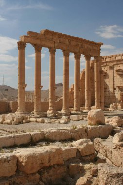 SYRIA, Palmyra - 13 Nisan 2010: Suriye 'nin orta kesimindeki bir vahada bulunan antik Palmyra kentinin kalıntıları