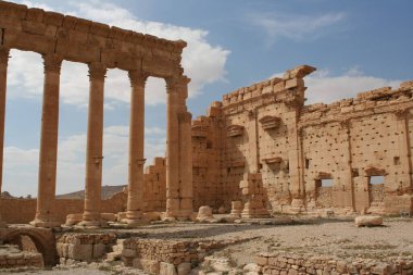 SYRIA, Palmyra - 13 Nisan 2010: Suriye 'nin orta kesimindeki bir vahada bulunan antik Palmyra kentinin kalıntıları