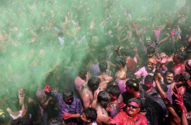 Hindistan, Puşkar - 24 Mart 2016: Hindu dindarlar Puşkar, Rajasthan 'daki Holi kutlamaları sırasında renkli resimlerle kaplandı 