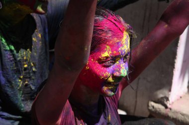 Hindistan, Puşkar - 24 Mart 2016: Hindu dindarlar Puşkar, Rajasthan 'daki Holi kutlamaları sırasında renkli resimlerle kaplandı 