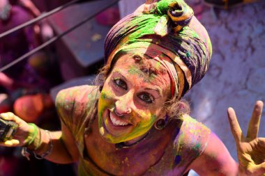 Hindistan, Puşkar - 24 Mart 2016: Hindu dindarlar Puşkar, Rajasthan 'daki Holi kutlamaları sırasında renkli resimlerle kaplandı 