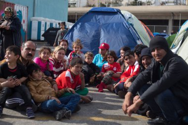GREECE, Atina: Yunanistan 'ın Atina kentindeki Pire Limanı, 28 Mart 2016' da yaklaşık 5 bin kişi günlük yaşamlarını sürdürürken, Türkiye 'den gelen akın, o gün Atina' ya yalnızca 17 kişinin geldiği bildirildi..