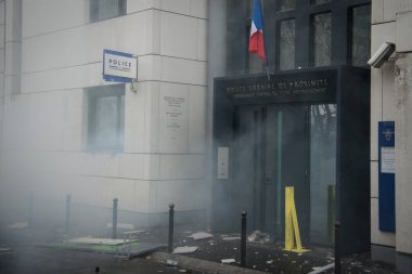 FRANCE, Paris: Hasarlı bir polis karakolunun yanında 25 Mart 2016 'da polisler duruyor