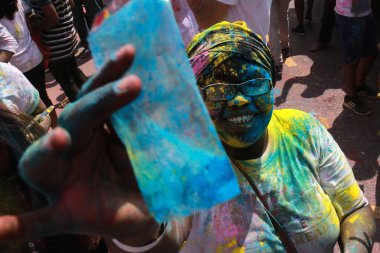 MALAYSIA, Kuala Lumpur: Haberciler, 26 Mart 2016 'da Kuala Lumpur' da düzenlenen Holi Festivali sırasında dans ve sprey renkli toz kullandılar