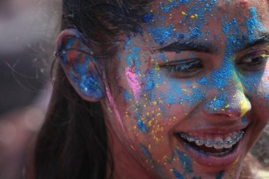 MALAYSIA, Kuala Lumpur: Haberciler, 26 Mart 2016 'da Kuala Lumpur' da düzenlenen Holi Festivali sırasında dans ve sprey renkli toz kullandılar