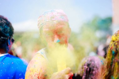 MALAYSIA, Kuala Lumpur: Haberciler, 26 Mart 2016 'da Kuala Lumpur' da düzenlenen Holi Festivali sırasında dans ve sprey renkli toz kullandılar