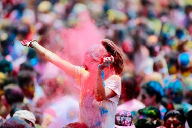 MALAYSIA, Kuala Lumpur: Haberciler, 26 Mart 2016 'da Kuala Lumpur' da düzenlenen Holi Festivali sırasında dans ve sprey renkli toz kullandılar