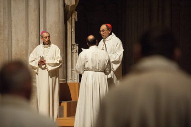 FRANCE, Lyon: Fransa 'nın orta doğusundaki Saint-Jean katedralinde 25 Mart 2016' da yapılan Kutsal Cuma ayini. Çocukların rahipler tarafından cinsel istismarını örtbas etmekle suçlanan Barbarin, 23 Mart 'taki ayinde kurbanlardan özür diledi.