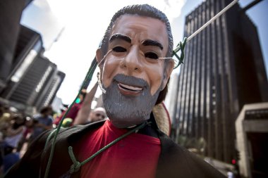 Brezilya, Curitiba - 26 Mart 2016: Brezilya 'nın Curitiba kentindeki Federal Mahkeme önünde protestocular. Geleneksel olarak, Paskalya 'dan önce Katolikler havari Judas' ın heykellerini döverler.