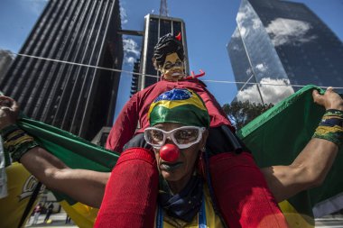 Brezilya, Curitiba - 26 Mart 2016: Brezilya 'nın Curitiba kentindeki Federal Mahkeme önünde protestocular. Geleneksel olarak, Paskalya 'dan önce Katolikler havari Judas' ın heykellerini döverler.