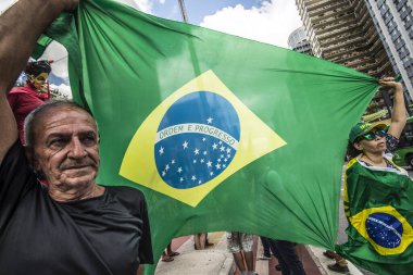Brezilya, Curitiba - 26 Mart 2016: Brezilya 'nın Curitiba kentindeki Federal Mahkeme önünde protestocular. Geleneksel olarak, Paskalya 'dan önce Katolikler havari Judas' ın heykellerini döverler.