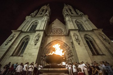İnsanlar Sao Paolo, Brezilya 'da Paskalya' yı kutluyor. Din kavramı