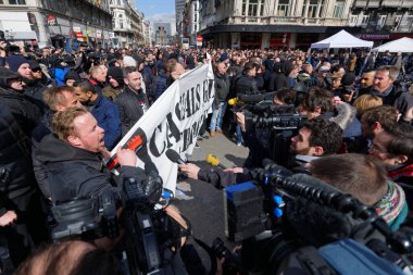 BELGIUM, Brüksel: Aşırı sağ futbol holiganları, 27 Mart 2016 'da Brüksel' de borsa binasının önündeki meydanda dikilirken sloganlar atıyorlar